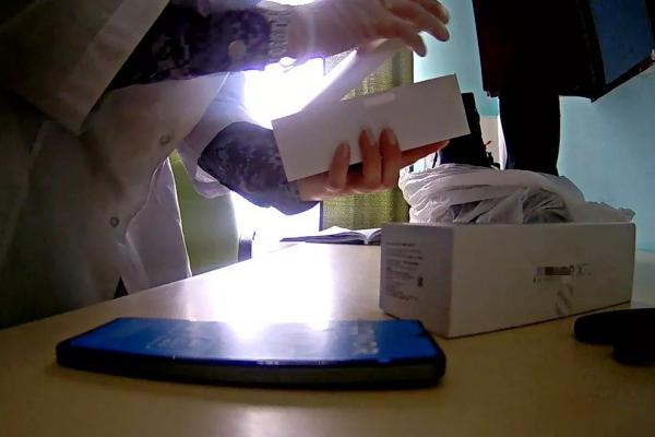 Жительница Мурманской области попыталась передать телефон в ботинке своему сыну в колонию
