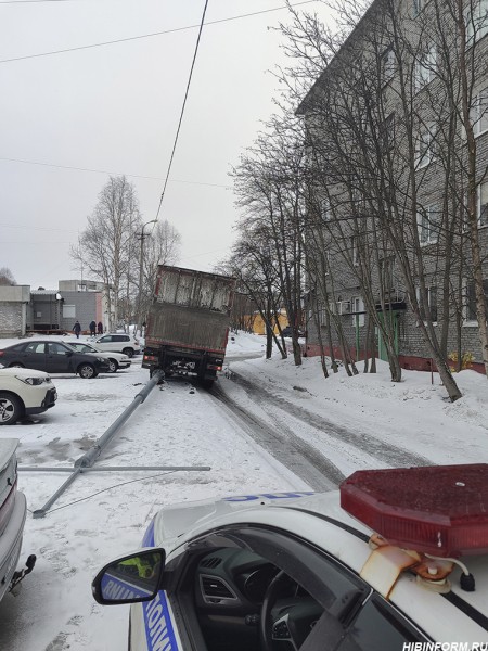 Грузовик «Пятёрочки» расформировал комфортную городскую среду в апатитском дворе Грузовик «Пятёрочки» расформировал комфортную городскую среду в апатитском дворе