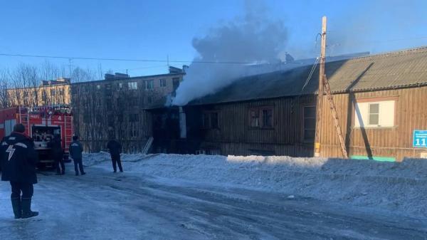 В деревянной «двухэтажке» на Бредова в Мурманске сгорели квартиры и лестницы В деревянной «двухэтажке» на Бредова в Мурманске сгорели квартиры и лестницы