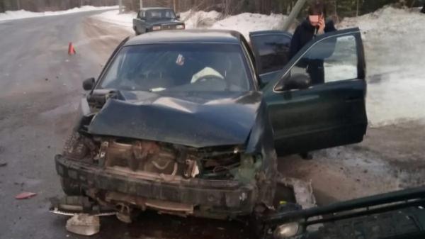 Оленегорский водитель попал в больницу после неравного «боя» с фонарным столбом Оленегорский водитель попал в больницу после неравного «боя» с фонарным столбом