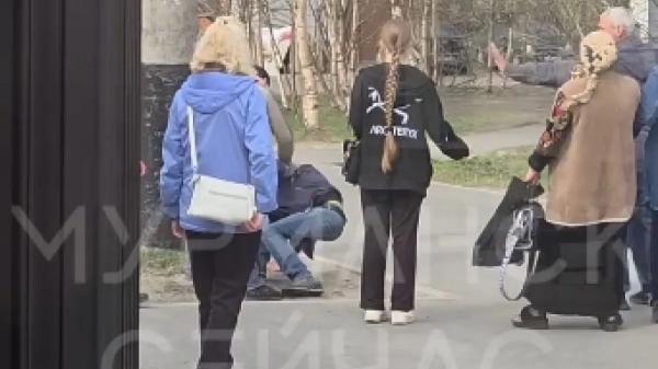 Соцсети: пьяный дебош в мурманском троллейбусе закончился дракой на улице Соцсети: пьяный дебош в мурманском троллейбусе закончился дракой на улице