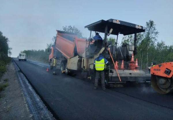 Работы по укладке асфальта на дороге в Териберку продолжились Работы по укладке асфальта на дороге в Териберку продолжились