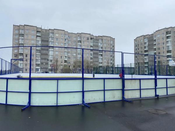 В Мурманской области ограждение хоккейного корта упало на подростка &mdash; ответственного за строительство площадки отдали под суд