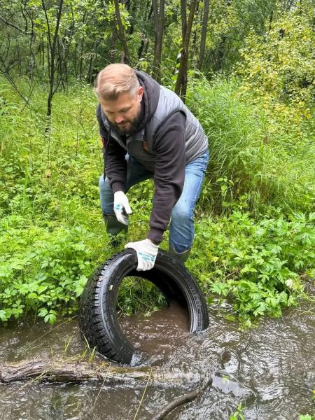 В честь Всемирного дня озёр Мурманске волонтёры очистили ручей Безымянный