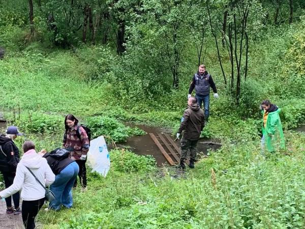 В честь Всемирного дня озёр Мурманске волонтёры очистили ручей Безымянный
