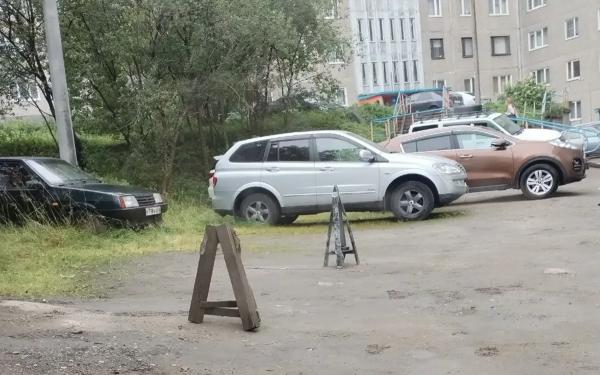 Жители Мурманска жалуются на захват парковочных мест во дворе дома №&thinsp;99 по улице Старостина