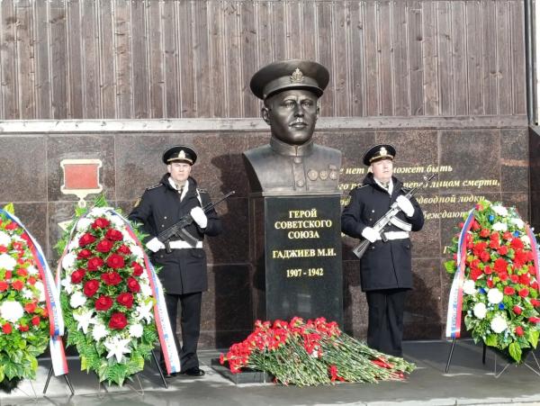 Памятник Магомету Гаджиеву открыли в Гаджиево Мурманской области