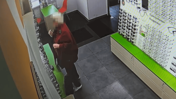 В Мурманске пенсионерка украла дизайнерские очки за 20 тысяч рублей