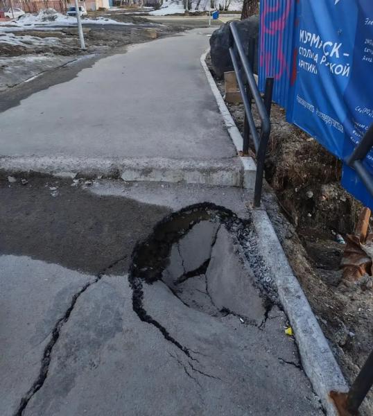 &laquo;Асфальт скоро провалится вместе с детьми&raquo;: на улице Гагарина в Мурманске летом починят аварийную лестницу