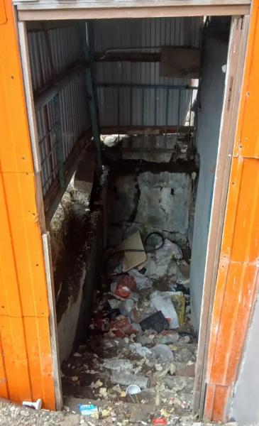 &laquo;Крысы ходят вразвалочку, у входа дыра&raquo;: горожане требуют ремонта двора на Папанина в Мурманске