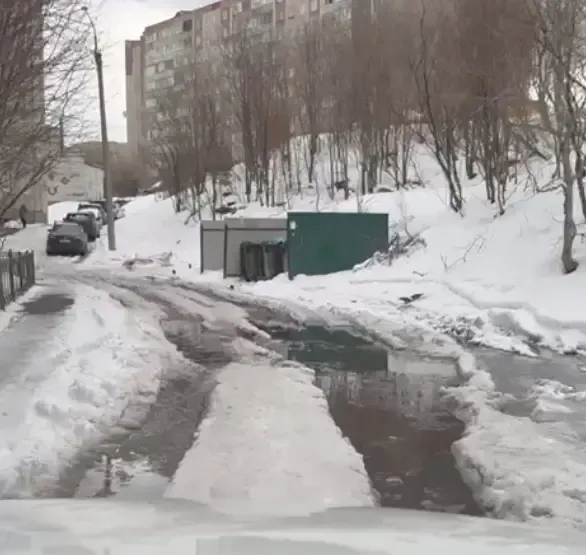 &laquo;Во двор прилетают утки&raquo;: жительница Мурманска пожаловалась на глубокие ямы и лужи у дома на Кильдинской