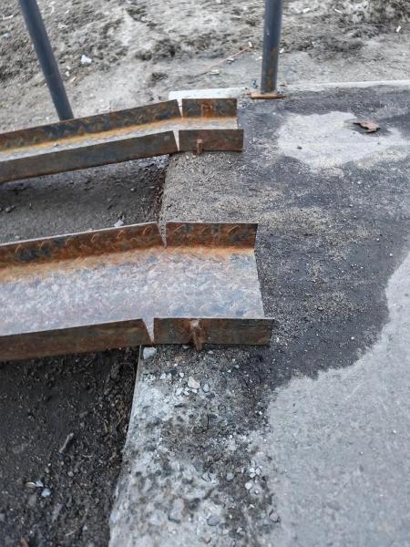 &laquo;Асфальт скоро провалится вместе с детьми&raquo;: на улице Гагарина в Мурманске летом починят аварийную лестницу