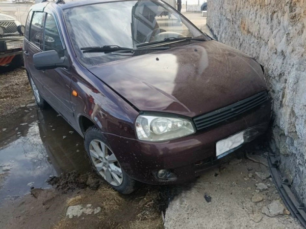 В Мурманской области водитель автомобиля врезался в дом