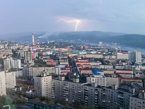 В Мурманске начался погодный апокалипсис: град, гром и молнии В Мурманске начался погодный апокалипсис: град, гром и молнии