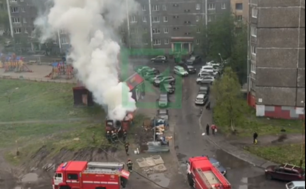 ️В Мурманске загорелась машина для вывоза крупногабаритного мусора ️В Мурманске загорелась машина для вывоза крупногабаритного мусора