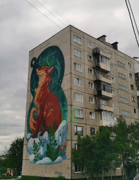 Потрясающая лиса стала украшением улицы в Мурманске