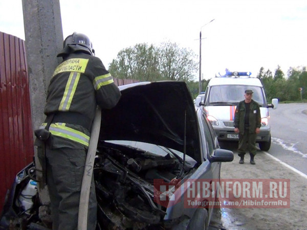 «Фольксваген» не разъехался со столбом рядом с вокзалом в Апатитах «Фольксваген» не разъехался со столбом рядом с вокзалом в Апатитах