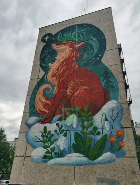 Потрясающая лиса стала украшением улицы в Мурманске