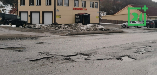 Улица в Мурманске превратилась в полосу препятствий Улица в Мурманске превратилась в полосу препятствий