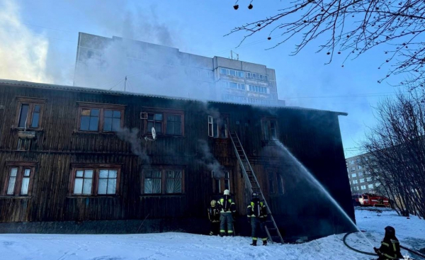 При пожаре в мурманской &laquo;деревяшке&raquo; погибли человек и кошка