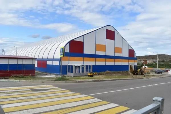 Строительство крытого хоккейного корта завершается в Заполярном Мурманской области Строительство крытого хоккейного корта завершается в Заполярном Мурманской области