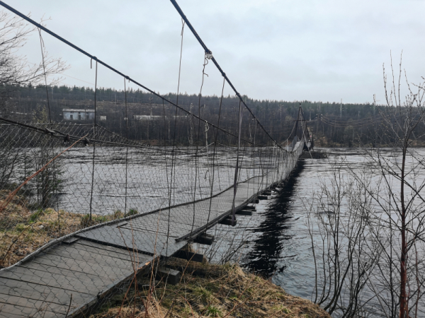 Затопило участки, закрыли мост. В Кольском округе борются со стихией 