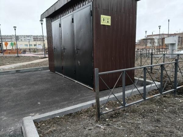 &laquo;Открыли на один день&raquo;: жительница Ловозера пожаловалась на закрытые туалеты в новом сельском сквере